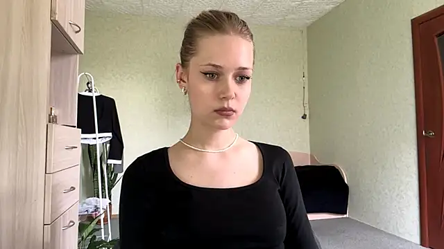 ZaidaSchwarten online show from 05-18-26, 01:06