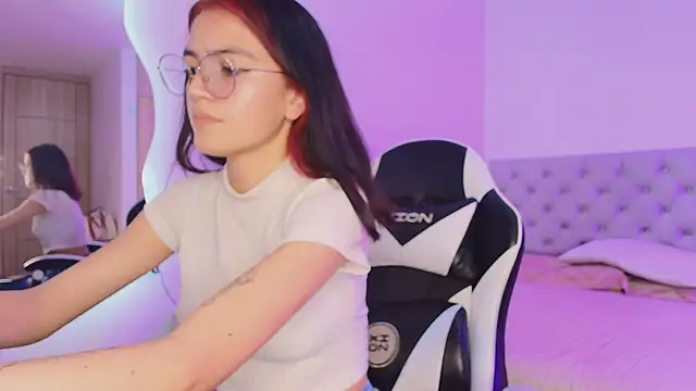 Snapshot of Celeste__star18 chatting on 12-17-25, 08:26 Celeste star18 online show from 12-17-25, 08:26