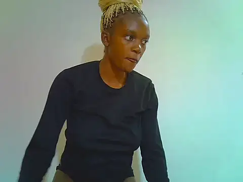 Snapshot of PetiteDoll_06 chatting on 04-22-26, 11:01 PetiteDoll 06 online show from 04-22-26, 11:01