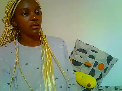 Snapshot of PetiteDoll_06 chatting on 04-25-26, 02:14 PetiteDoll 06 online show from 04-25-26, 02:14