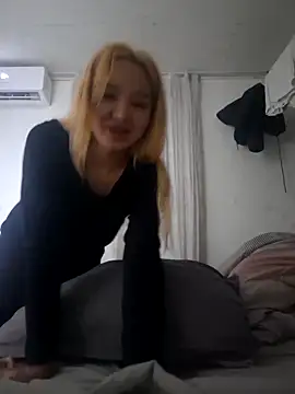 Snapshot of SherrylShaw chatting on 12-16-25, 05:40 SherrylShaw online show from 12-16-25, 05:40