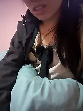 Snapshot of Layyla99 chatting on 12-16-25, 02:22 Layyla99 online show from 12-16-25, 02:22