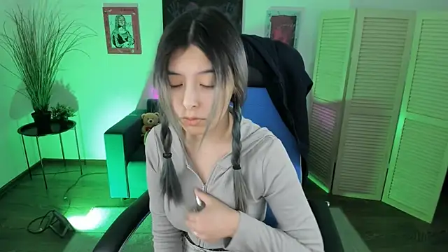 SirenMystiq online show from 12-19-25, 04:14