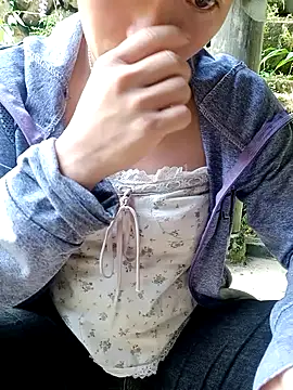 Snapshot of little-effy chatting on 06-23-26, 10:02 little-effy online show from 06-23-26, 10:02