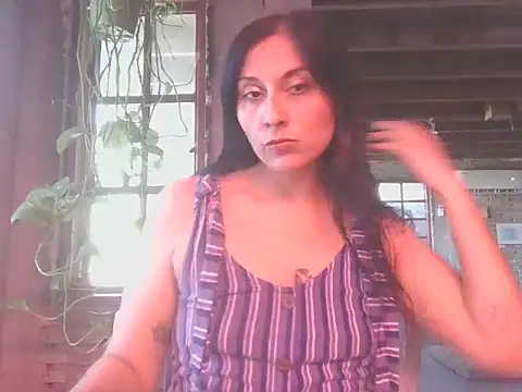 Snapshot of DommeVioleta chatting on 05-08-26, 12:27 DommeVioleta online show from 05-08-26, 12:27