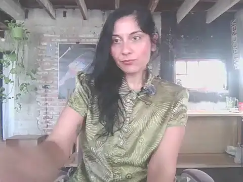 Snapshot of DommeVioleta chatting on 06-11-26, 05:33 DommeVioleta online show from 06-11-26, 05:33
