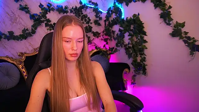 Snapshot of MollyyMayy chatting on 12-15-25, 05:06 MollyyMayy online show from 12-15-25, 05:06