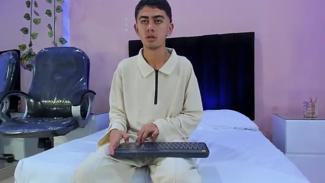 Snapshot of Logan_Wolf_ chatting on 12-22-25, 07:22 Logan Wolf online show from 12-22-25, 07:22