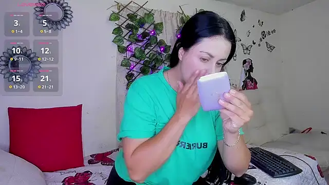 Snapshot of Juli_castillo1 chatting on 06-02-26, 02:30 Juli castillo1 online show from 06-02-26, 02:30