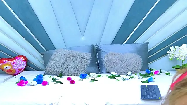 DulceeEsmeralda online show from 02-12-26, 07:09