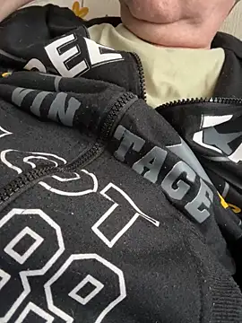 Snapshot of csikar chatting on 12-21-25, 10:11 csikar online show from 12-21-25, 10:11