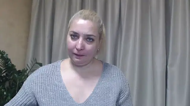 Snapshot of sweetpussy13 chatting on 10-28-25, 07:12 sweetpussy13 online show from 10-28-25, 07:12