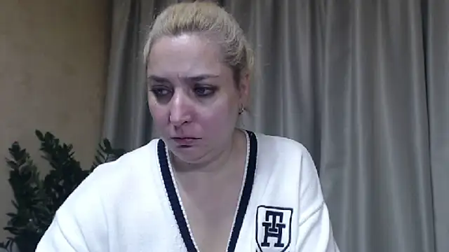 Snapshot of sweetpussy13 chatting on 11-16-25, 07:25 sweetpussy13 online show from 11-16-25, 07:25