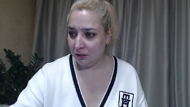 Snapshot of sweetpussy13 chatting on 11-22-25, 08:46 sweetpussy13 online show from 11-22-25, 08:46