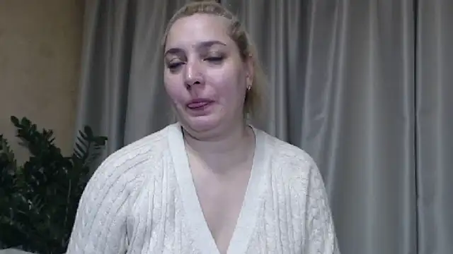 Snapshot of sweetpussy13 chatting on 12-04-25, 07:06 sweetpussy13 online show from 12-04-25, 07:06