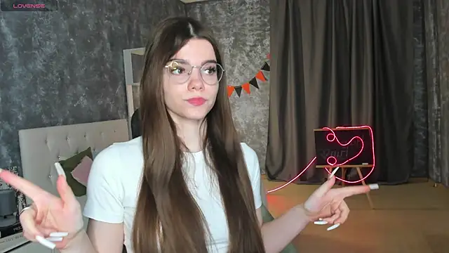 Snapshot of miss__evelyne chatting on 12-16-25, 01:32 miss evelyne online show from 12-16-25, 01:32