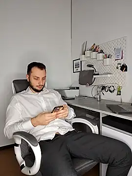 Lovebackground online show from 12-04-24, 11:30