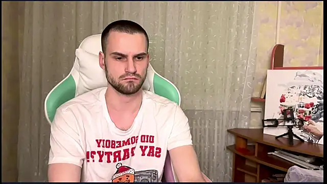 Snapshot of Iveeran chatting on 12-13-25, 07:53 Iveeran online show from 12-13-25, 07:53