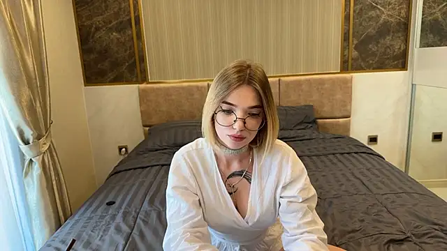 Snapshot of Mary_Harriss chatting on 12-18-25, 01:33 Mary Harriss online show from 12-18-25, 01:33