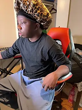 Snapshot of YourLittleBoyfriend chatting on 01-06-26, 06:33 YourLittleBoyfriend online show from 01-06-26, 06:33