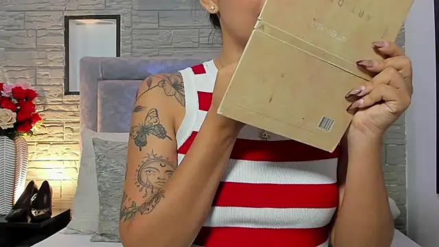 Snapshot of LanaRouse chatting on 02-23-26, 11:02 LanaRouse online show from 02-23-26, 11:02