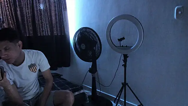 Snapshot of Apol0_69 chatting on 12-15-25, 08:02 Apol0 69 online show from 12-15-25, 08:02