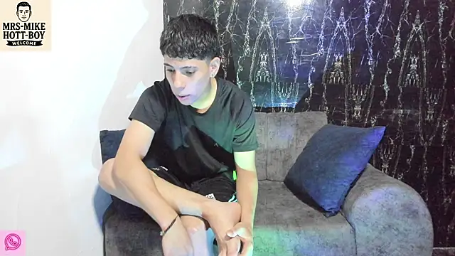 Snapshot of Mrs-mike-hott-boy chatting on 12-15-25, 01:10 Mrs-mike-hott-boy online show from 12-15-25, 01:10