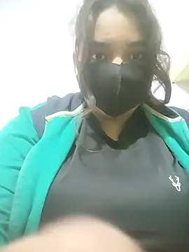 Snapshot of Yaya_345 chatting on 12-17-25, 05:35 Yaya 345 online show from 12-17-25, 05:35