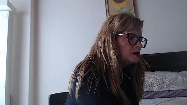 Snapshot of evelynsmithco chatting on 06-04-26, 03:51 evelynsmithco online show from 06-04-26, 03:51