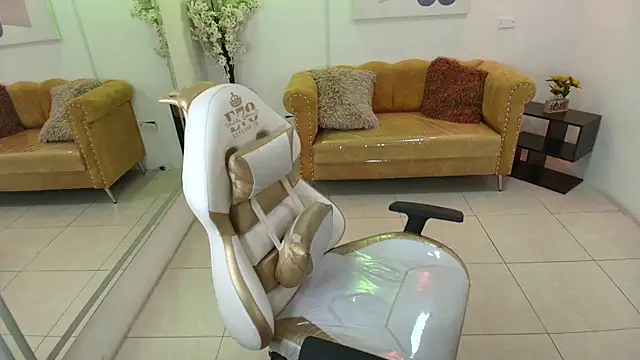 Carolina cherry online show from 04-10-26, 12:43