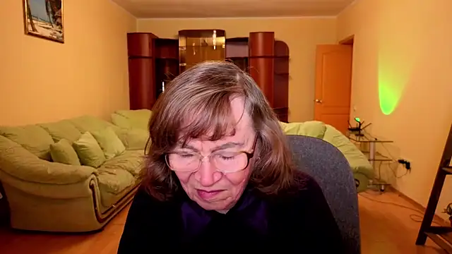 Snapshot of Betty_Bricks chatting on 12-16-25, 01:38 Betty Bricks online show from 12-16-25, 01:38