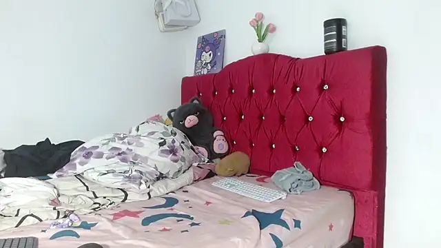 Snapshot of Cristal_Very_Dirty chatting on 12-18-25, 05:13 Cristal Very Dirty online show from 12-18-25, 05:13