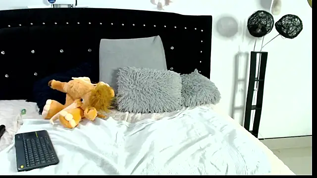 Snapshot of Naomy_Mature chatting on 04-25-26, 12:24 Naomy Mature online show from 04-25-26, 12:24
