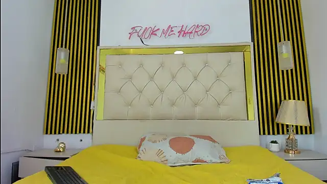 Snapshot of Foxx_king chatting on 12-18-25, 01:06 Foxx king online show from 12-18-25, 01:06