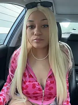 Snapshot of SassyDolphin chatting on 12-17-25, 09:10 SassyDolphin online show from 12-17-25, 09:10