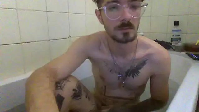 Snapshot of atreus69big chatting on 07-05-26, 01:40 atreus69big online show from 07-05-26, 01:40