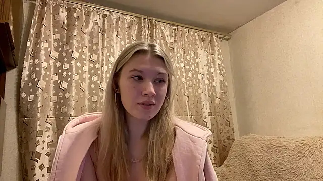 Snapshot of SkyeDavis chatting on 12-15-25, 08:13 SkyeDavis online show from 12-15-25, 08:13