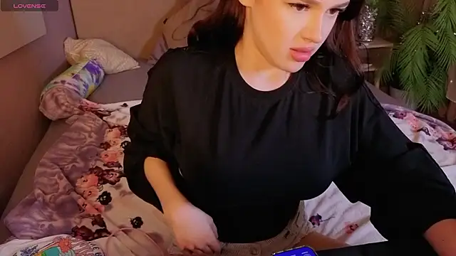 Snapshot of Holly__Bush chatting on 03-01-26, 03:25 Holly Bush online show from 03-01-26, 03:25