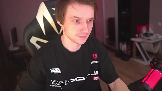 Snapshot of art_hunter chatting on 12-15-25, 08:46 art hunter online show from 12-15-25, 08:46