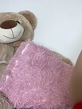 Snapshot of Aleja_oficial chatting on 12-17-25, 10:05 Aleja oficial online show from 12-17-25, 10:05