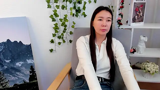 BettinaHuus online show from 12-17-25, 05:46