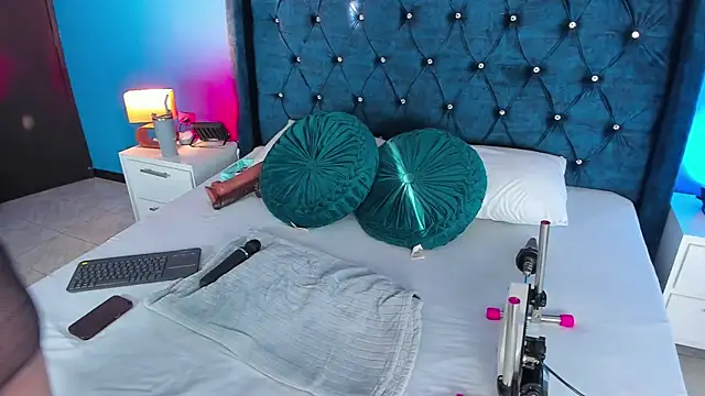 Issa Clark01 online show from 04-09-26, 10:04