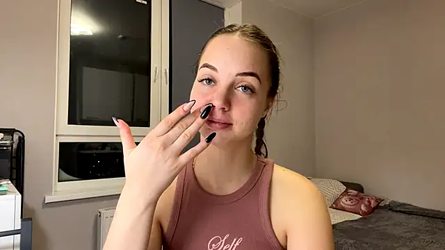 Snapshot of AliceQueenGirl chatting on 01-10-26, 03:47 AliceQueenGirl online show from 01-10-26, 03:47