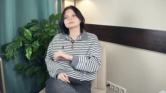 Snapshot of LurleneRanft chatting on 12-18-25, 08:42 LurleneRanft online show from 12-18-25, 08:42