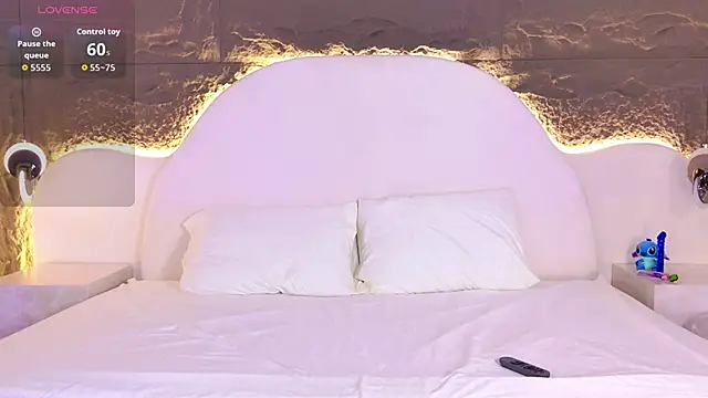 NahomiChocolate online show from 12-18-25, 12:33