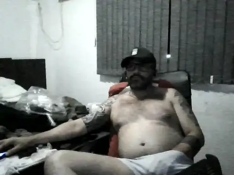 Snapshot of hairybeartopdominant chatting on 12-20-25, 11:06 hairybeartopdominant online show from 12-20-25, 11:06