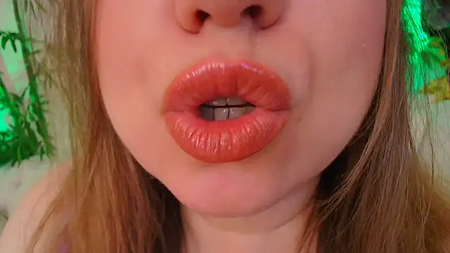 Snapshot of HappyLisa chatting on 12-23-24, 08:44 HappyLisa online show from 12-23-24, 08:44