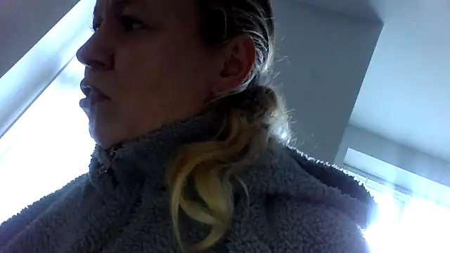 Snapshot of jennyblondeuk chatting on 03-17-26, 04:32 jennyblondeuk online show from 03-17-26, 04:32
