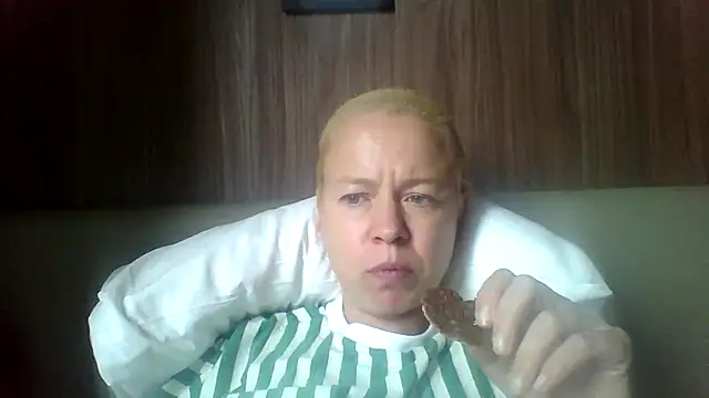 Snapshot of jennyblondeuk chatting on 04-12-26, 02:11 jennyblondeuk online show from 04-12-26, 02:11