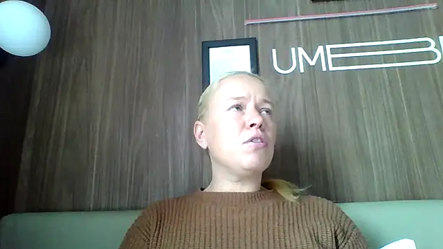 Snapshot of jennyblondeuk chatting on 04-13-26, 12:43 jennyblondeuk online show from 04-13-26, 12:43
